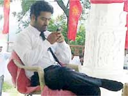 పరమవీర చక్ర దెబ్బతో మొహం చాటేస్తున్న జూ ఎన్టీఆర్...