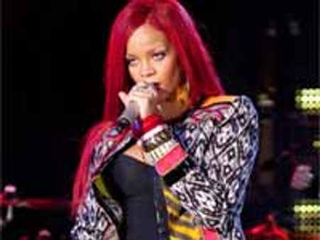 పాప్‌స్టార్ లెస్బియన్ లవ్‌ ఎఫైర్ ఇప్పుడు పుస్తకం‌ రూపంలో