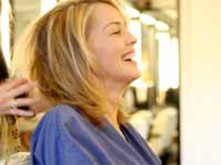 అందరూ చూస్తుండగా హెయిర్ సెలూన్‌లో బ్రా తీసివేసిన హాట్ హీరోయిన్