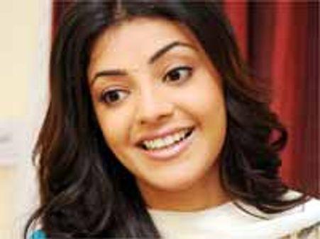 ఇక్కడ కాంపిటీషన్ పెరుగుతోందని అక్కడ ఎర వేస్తున్న స్టార్ హీరోయిన్...