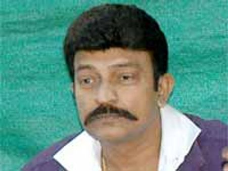 రాజశేఖర్ చిత్రానికి డైరక్టర్ ని తప్పించి జీవితే...