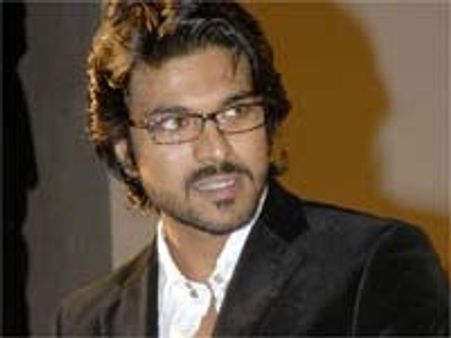 మెరుపు ఆలస్యంతో బాలీవుడ్ దృష్టిలో పడ్డ రామ్ చరణ్ తేజ్...!?