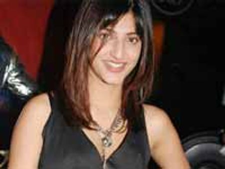 వారసత్వం అని పనిగట్టుకొని అవకాశాలూ ఇచ్చేయలేదు