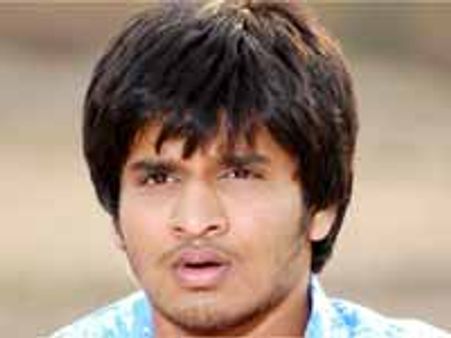 'వీడు తేడా' అని యంగ్ హీరో నిఖిల్ ని పిక్స్ చేసారు