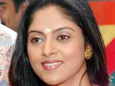 హీరోయిన్ ను గుండు కొట్టించుకొంటేనే ఛాన్స్ ఇస్తానన్న డైరెక్టర్...