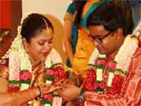 రెండో ఎంగేజ్ మెంట్ చేసుకొన్నఆడువారి మాటలకు అర్థాలే వేరులే డైరెక్టర్