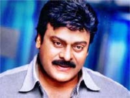 చిరంజీవిని హీరోయిన్ చేసిన రామ్ గోపాల్ వర్మ