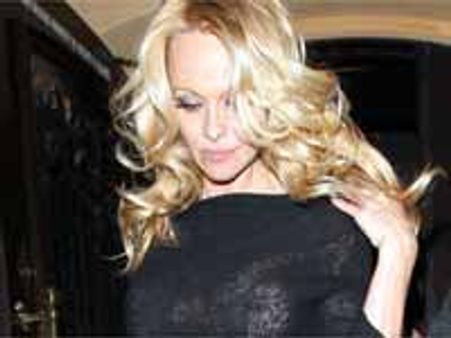 బ్రా వేసుకోకుండా నైట్ పార్టీలా ఇంక ఏమైనా ఉందా..?