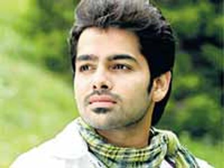 సమయం సందర్బం లేకుండా వాగుతున్న హీరో...