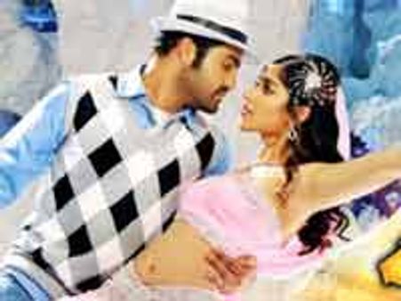 'శక్తి' స్పెషల్ ...శ్రీదేవిని తలపించే గెటప్ తో ఇలియానా