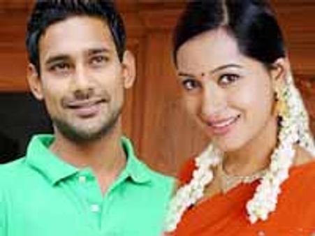 హీరోయిన్ చెల్లెళ్శతో సరసాలాడుతూ ఏంజాయ్ చేస్తున్న యంగ్ హీరో..