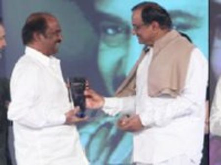 రజనీకాంత్ ని ‘ఎంటర్ టైనర్ ఆఫ్ ద డికేడ్’ ప్రశంసలతో ముంచెత్తిన రాజధాని