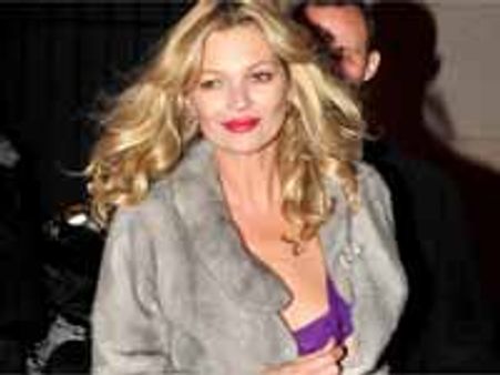 పెళ్శి కోసం సోంతంగా వెడ్డింగ్ డ్రస్సుని డిజైన్ చేసుకుంటున్న మోడల్