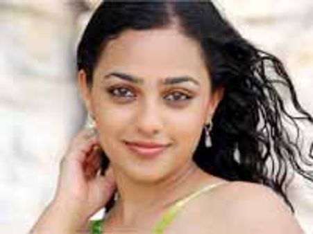 'అలా మొదలైంది' హీరోయిన్ పై ఫ్లాప్ హీరో నితిన్ కన్ను