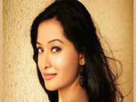 అమృతా రావు చెల్లెలను లైన్ లో పెడుతున్న తెలుగు హీరో