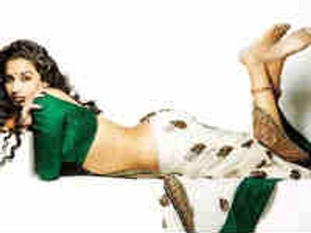 విద్యాబాలన్ హీరోయిన్‌గా నటిస్తున్న ఆ సినిమా సీ గ్రేడ్ సెక్స్ మూవీలా..