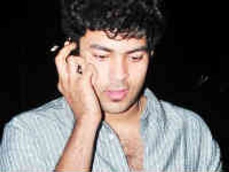 మెగా బ్రదర్ కొడుకును అడ్డుకొంటున్న అల్లు అరవింద్...!