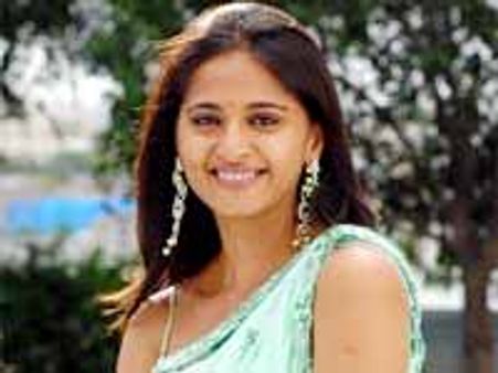 'నాగవల్లి' చేసిన దగ్గరనుండి అనుష్కతో అయితేనే...