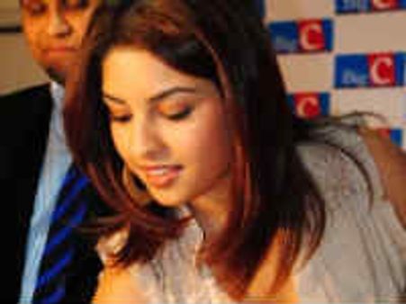 ఆ హీరోయిన్ ని మూసుకొని కూర్చొమన్న ఫోటోగ్రాఫర్...!