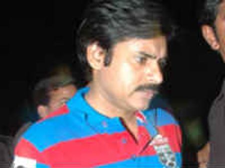 అల్లు అర్జున్ పెళ్ళి వేడుకలో సాదాసీదాగా పవన్ కళ్యాణ్...!