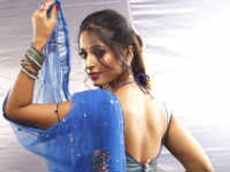 అక్కడ కూడా సెక్సీ పోజులిచ్చి రెచ్చగొట్టేస్తోంది...!?