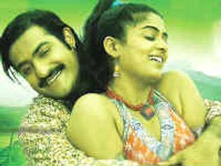 జూ ఎన్టీఆర్ తో పోటీ పడి డాన్స్ చేయడమంటే చిన్న విషయం కాదు..!