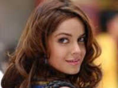 చరణ్ హీరోయిన్ని అతితెలివి ప్రదర్శించి బోల్తా కొట్టించిన బాలీవుడ్ స్టార్...!