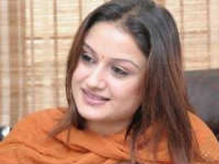 హీరోతో అఫైర్ నడుపుతున్న డైరెక్టర్ భార్య..!?