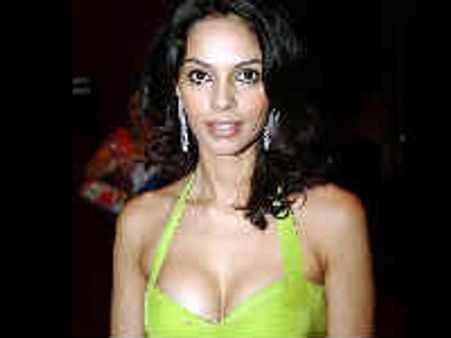 హాట్ సీన్స్ కి చెక్ పెడుతోన్నా సెక్సీ హీరోయిన్ మల్లికా షెరావత్..!?