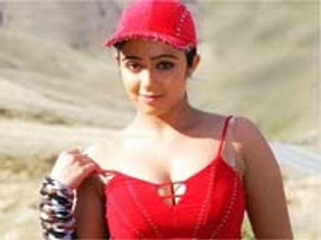 నాగార్జునే తన వెనక ఉన్నాడని డైరక్ట్ గా ఛార్మి..