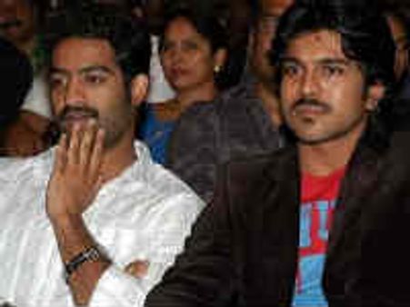 రామ్ చరణ్ కీ, ఎన్టీఆర్ కి మధ్య ఆ డైరక్టర్ చిచ్చు పెట్టినట్లేనా?