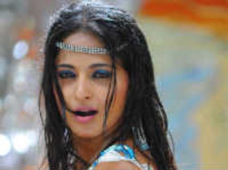 అనుష్క డేట్స్ ని ఆ నిర్మాత బ్లాక్ మెయిల్ తో!?