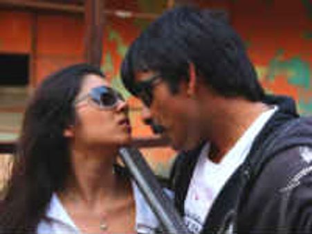 గెస్ట్ హౌస్ లో గన్స్ ...గర్ల్స్ ('దొంగలముఠా' ప్రివ్యూ)