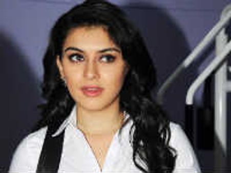 తొలి సినిమా రిలీజ్ కాకుండానే బ్రహ్మరథం పడుతున్నారా...!?