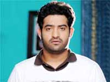 'అలా మొదలైంది' నిర్మాతకి జూ.ఎన్టీఆర్ వార్నింగ్ ఇచ్చాడా?