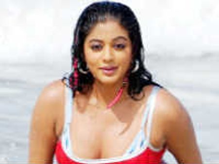 కథే వినలేదు..డబ్బు కోసం చేసా: ప్రియమణి