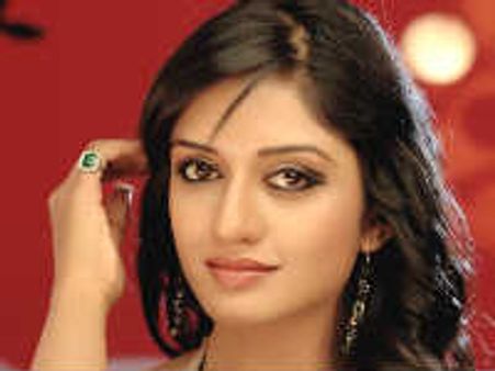 ప్రియమణి, హీరోని, డైరక్టర్ ని తన కంట్రోల్లో పెట్టుకొందని విమల ఆక్రోశం....