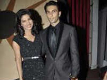 గాల్లో ఫ్లైయింగ్ కిస్ ఇచ్చిన హీరోకి క్లాస్ పీకిన హీరోయిన్...!