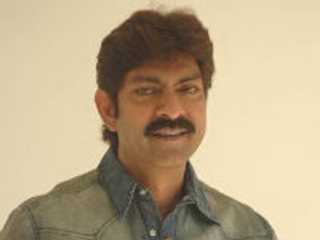 ఆ హీరోగారి రొమాన్స్ కి అడ్డుకట్టవేసిన ఫ్యామిలీ మెంబర్స్...!