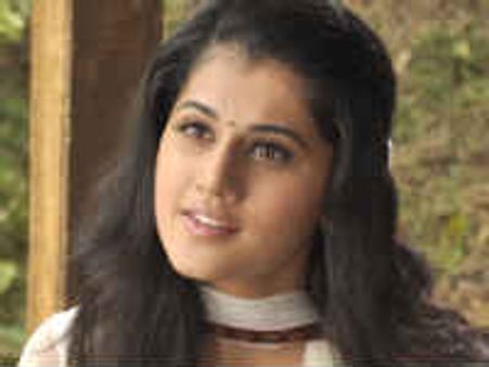 హాట్ స్టార్ తాప్సీ పై మోహన్ బాబు కంప్లైంట్