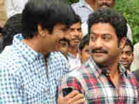 ‘శక్తి’దెబ్బతో కన్ఫ్యూజన్ లో ఉన్న జూ ఎన్టీఆర్ కి రవితేజ మరో దెబ్బ..