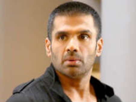 పాకిస్తాన్ కెప్టెన్ షాహిద్ ఆఫ్రిదీ పిరికివాడని అంటున్న సునీల్ శెట్టి