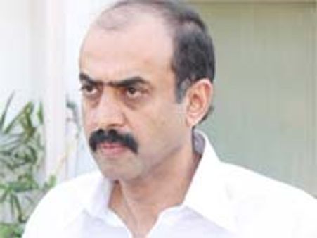 రామ్ గోపాల్ వర్మ రికార్డు బ్రద్దలు కొడదామని: డి.సురేష్ బాబు