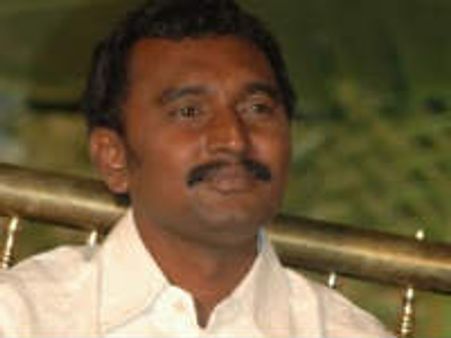 రాజమౌళి'ఈగ'కు పోటిగా 'పెళ్ళయిన కొత్తలో' డైరక్టర్ ప్రయోగం?