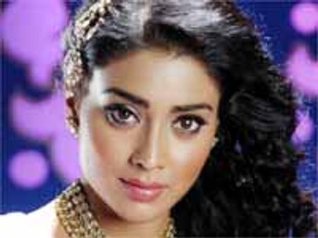 శాడిస్ట్ అండ్ సూపర్ హీరోతో శ్రియ రొమాన్స్...