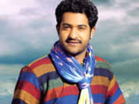 డైరెక్టర్ ని టార్చర్ పెడుతున్న జూ ఎన్టీఆర్..కారణం మెగా హీరోలు