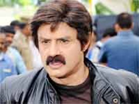 దాసరి భారీ నుండి తప్పించుక తిరుగువాడు(బాలయ్య)ధన్యుడు సుమతీ...