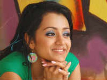 పవన్ ఎనర్జీతో స్కిన్ షోకి రెడీ అంటోంది త్రిష..