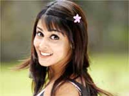 ఆరెంజ్ హీరోయిన్ చాలా బెడ్ సీన్స్ చాలా హాట్ గా చేసిందని టాక్..