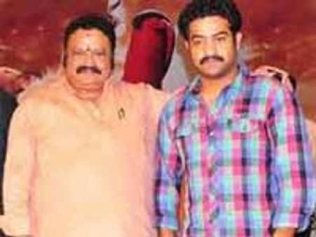 సిఎం కిరణ్‌ కు ఎన్టీఆర్ పెళ్లి పిలుపు: హరికృష్ణతో వెళ్లిన జూనియర్